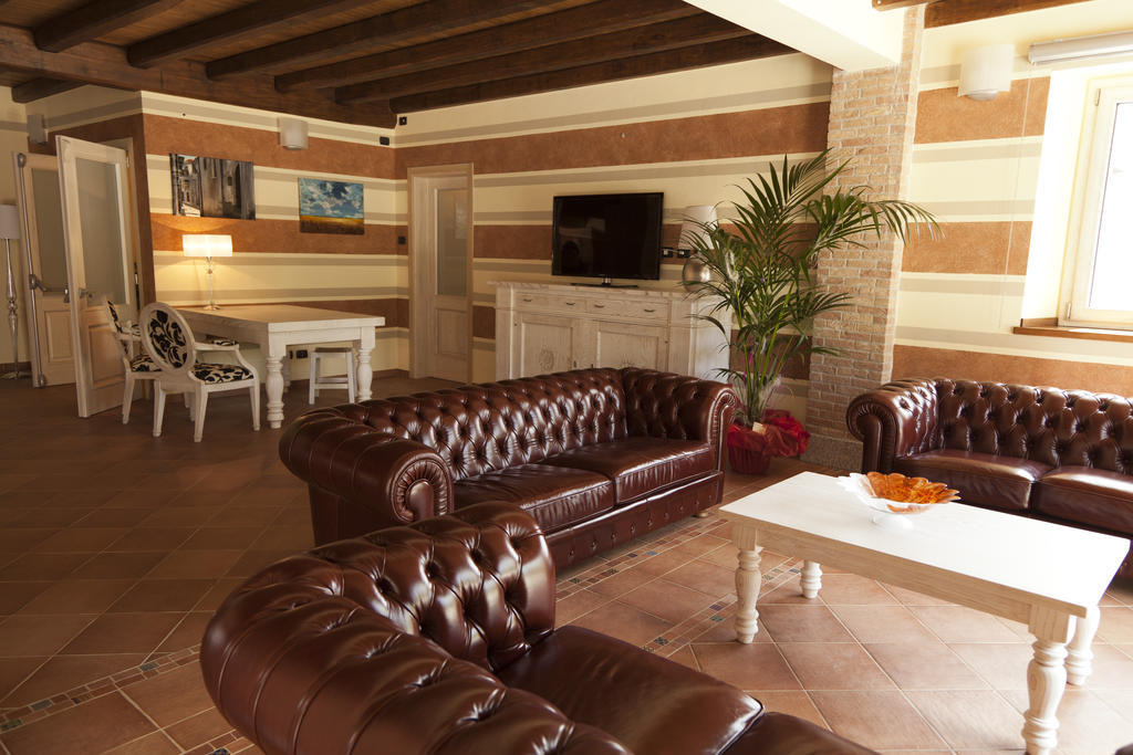 Agriturismo Creta Rossa Torre di Ruggiero Bagian luar foto